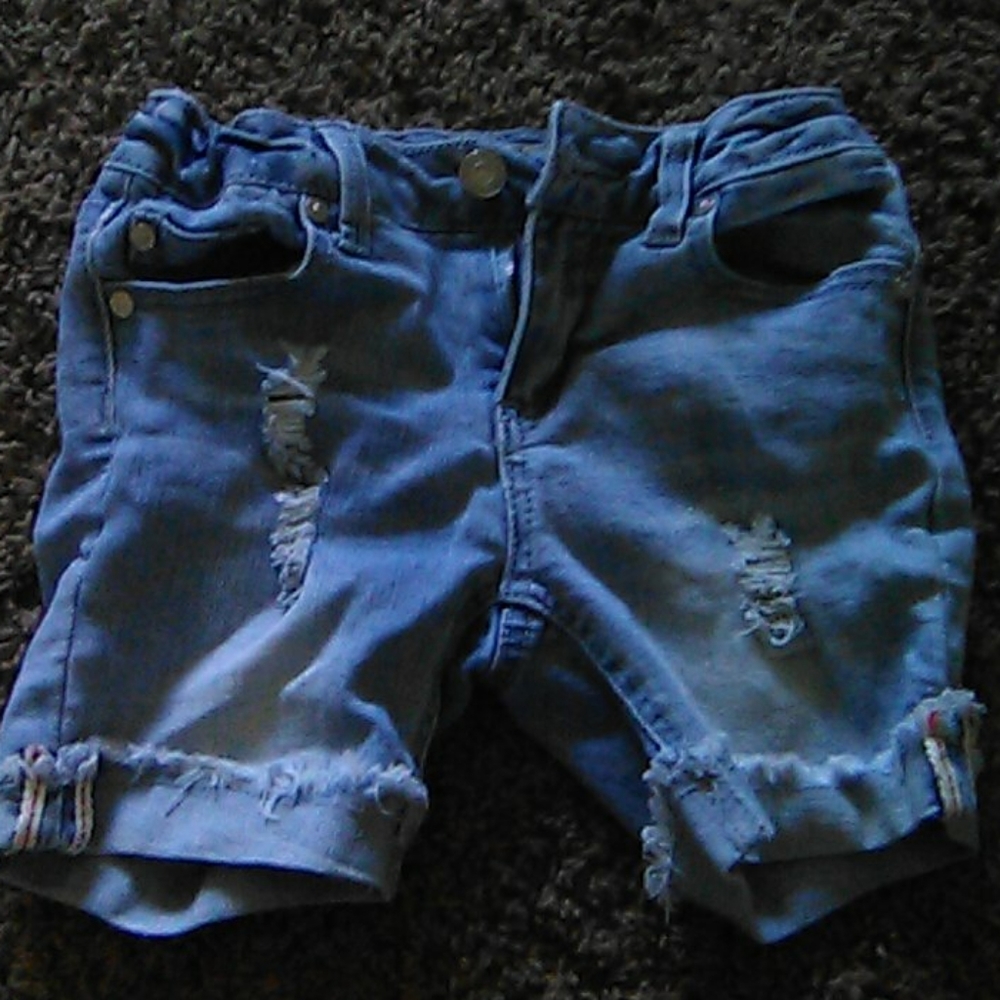 Light ripped jeans shorts